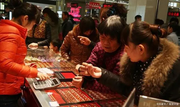 大媽狂買1斤黃金不挑款店員報警