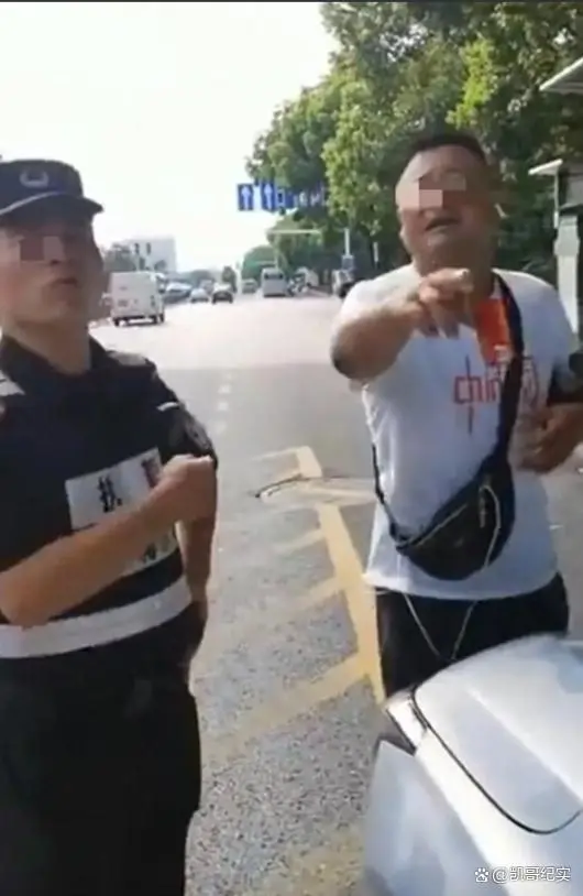 南京一司機(jī)車內(nèi)掛美國國旗，退役軍人懷疑司機(jī)是間諜，攔住要撕掉